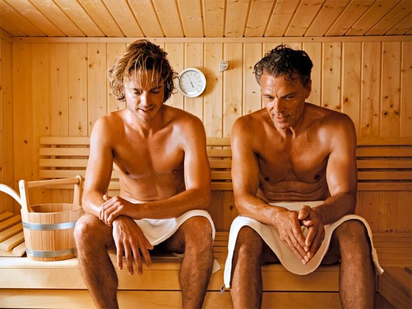 Mężczyźni odwiedzają saunę, aby leczyć zapalenie prostaty